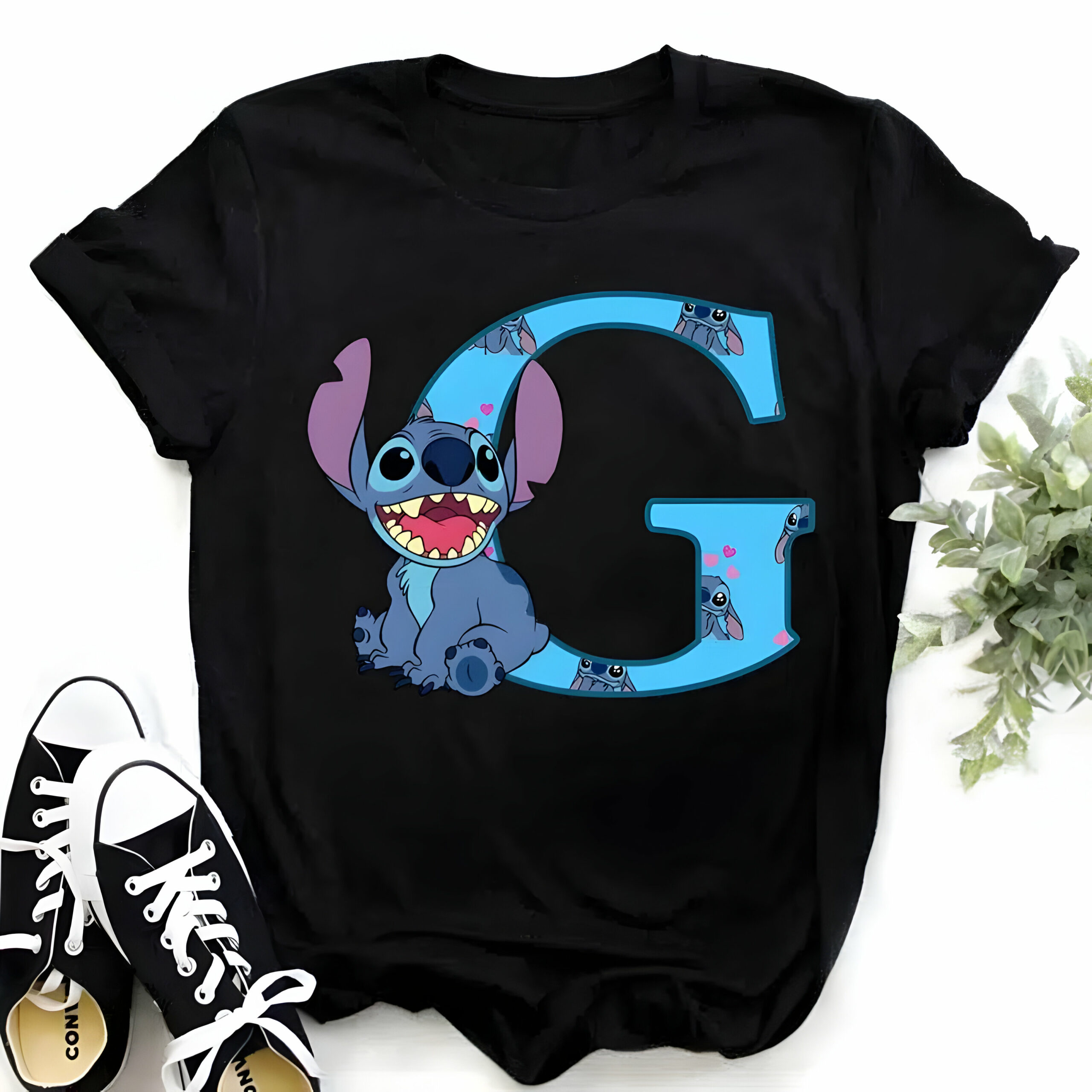 T-shirt Stitch à initiale sur fond noir – Image 7
