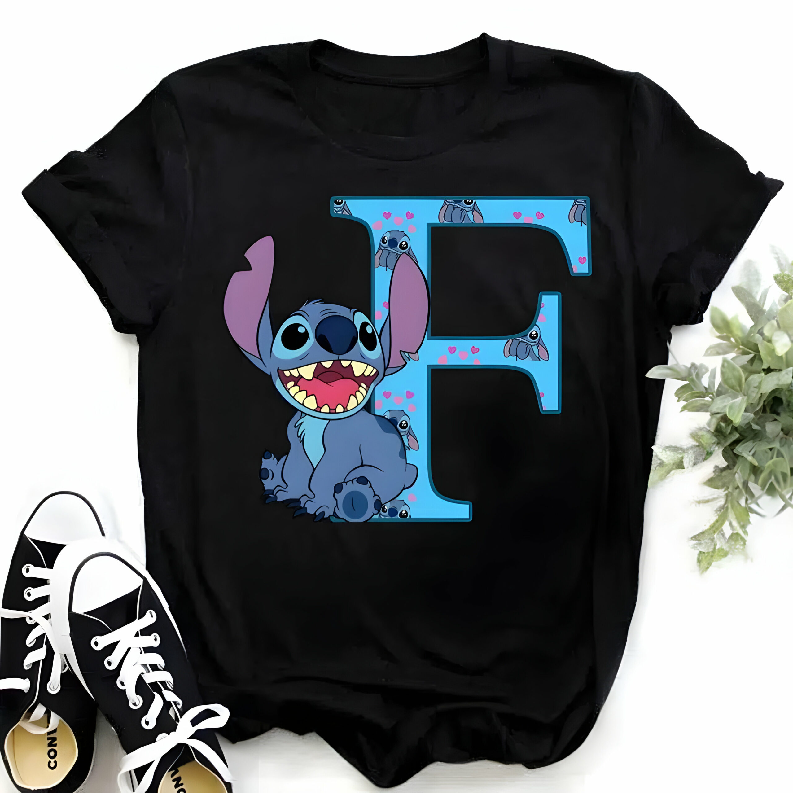 T-shirt Stitch à initiale sur fond noir – Image 6
