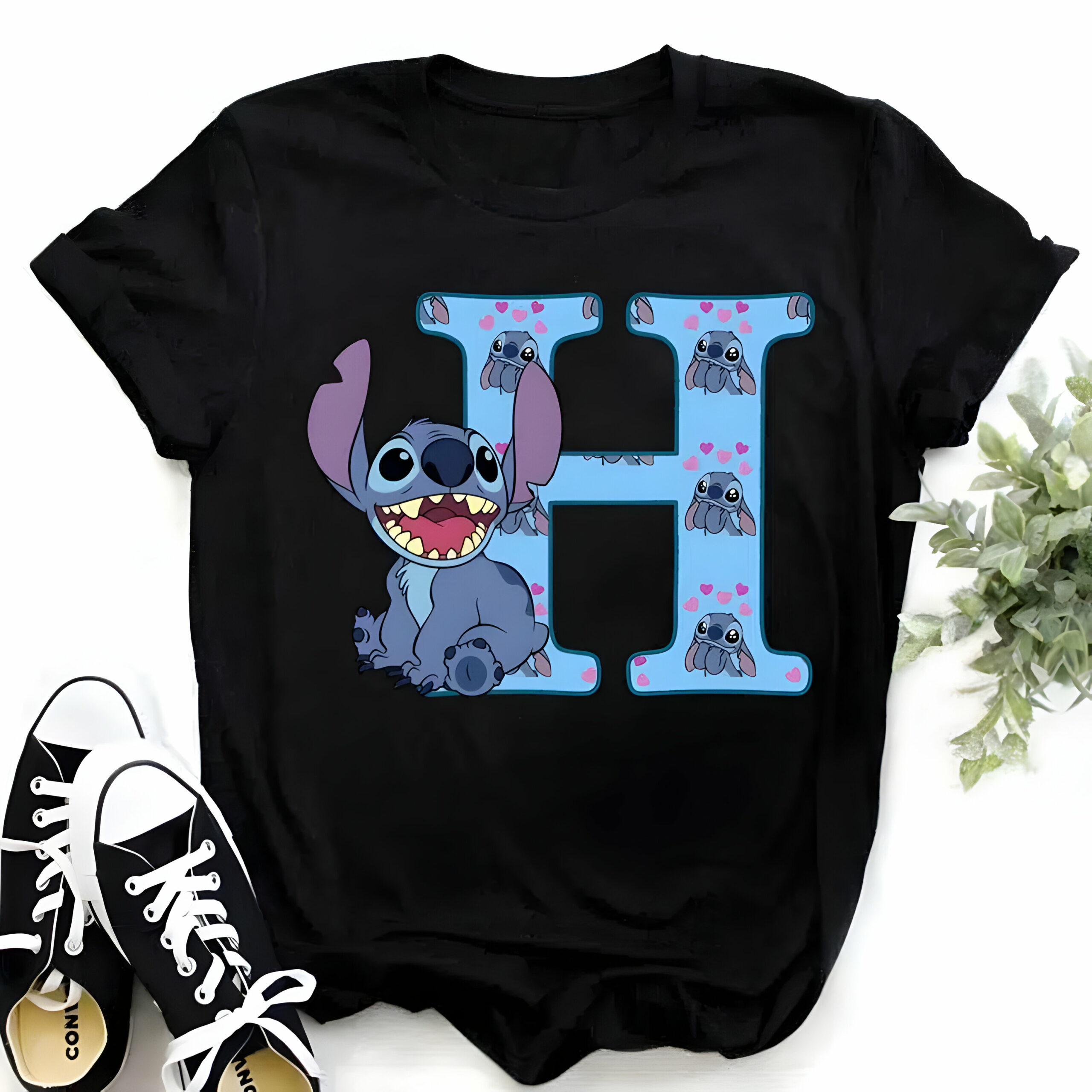 T-shirt Stitch à initiale sur fond noir – Image 8